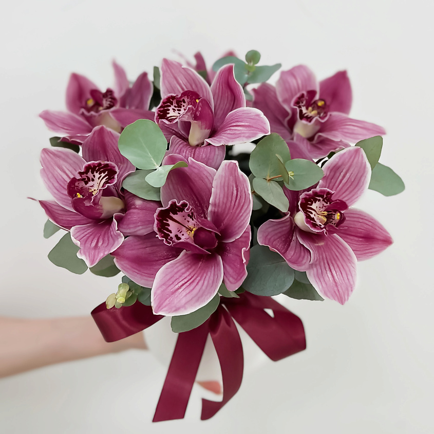 ЛЭТУАЛЬ FLOWERS Орхидеи с эвкалиптом в шляпной коробке Ягодный мусс / букет из орхидей – фото 3