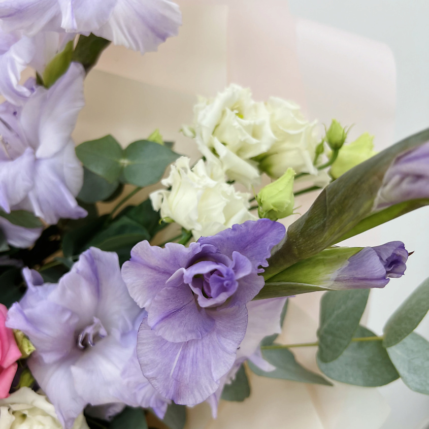 ЛЭТУАЛЬ FLOWERS Букет из роз, гладиолусов, эустом и диантусов – фото 2