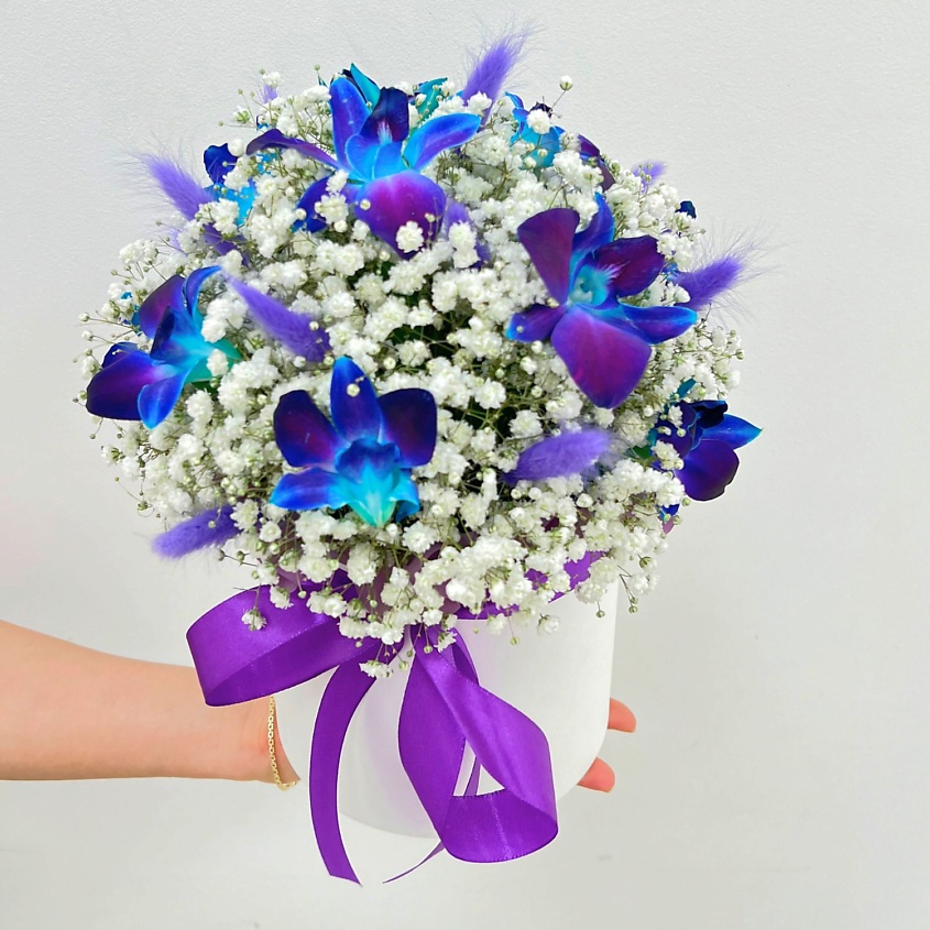 ЛЭТУАЛЬ FLOWERS Букет из гипсофил и космических орхидей в шляпной коробке Сонет – фото 3