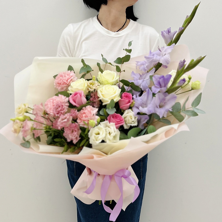 ЛЭТУАЛЬ FLOWERS Букет из роз, гладиолусов, эустом и диантусов – фото 5