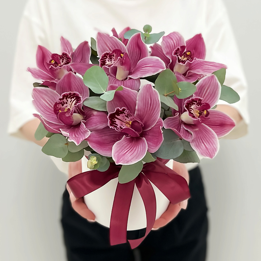 ЛЭТУАЛЬ FLOWERS Орхидеи с эвкалиптом в шляпной коробке Ягодный мусс / букет из орхидей – фото 4