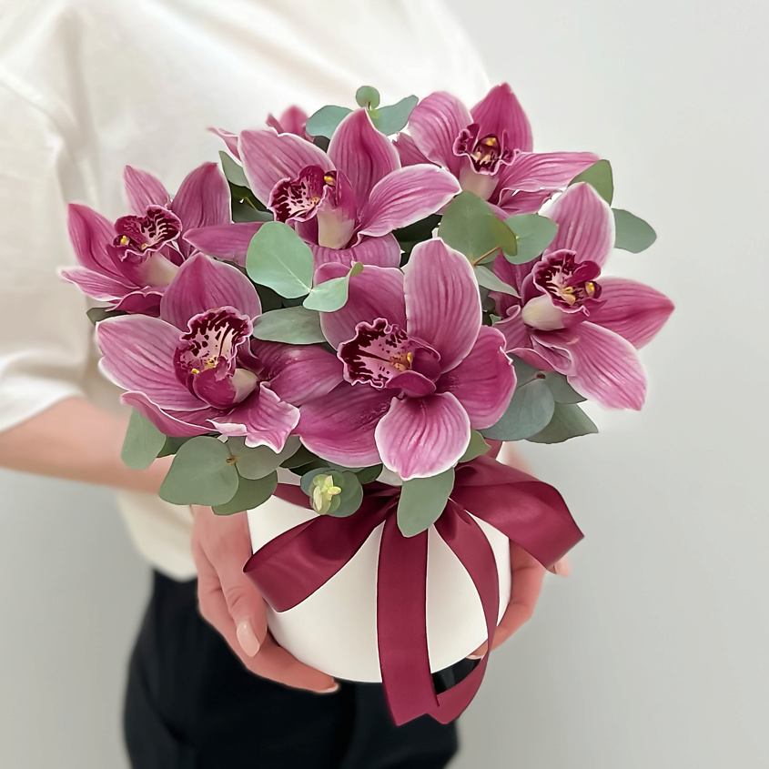 ЛЭТУАЛЬ FLOWERS Орхидеи с эвкалиптом в шляпной коробке Ягодный мусс / букет из орхидей – фото 5