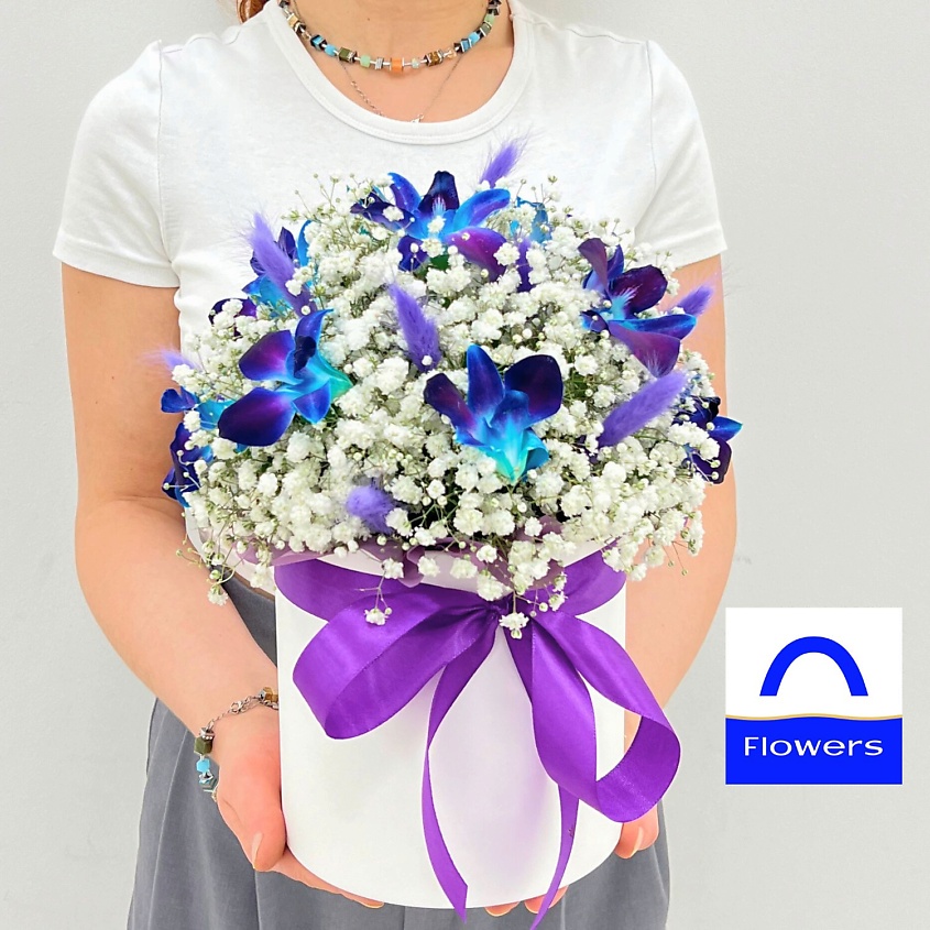 ЛЭТУАЛЬ FLOWERS Букет из гипсофил и космических орхидей в шляпной коробке Сонет – фото 1