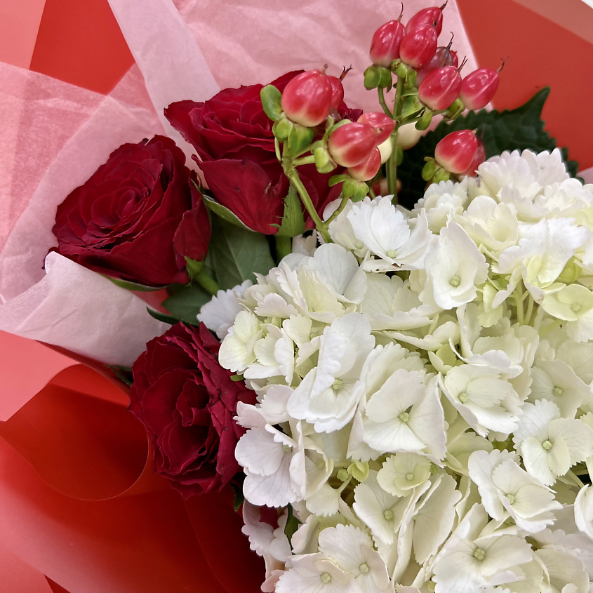 ЛЭТУАЛЬ FLOWERS Букет живых цветов из роз, гортензии и гиперикума – фото 3
