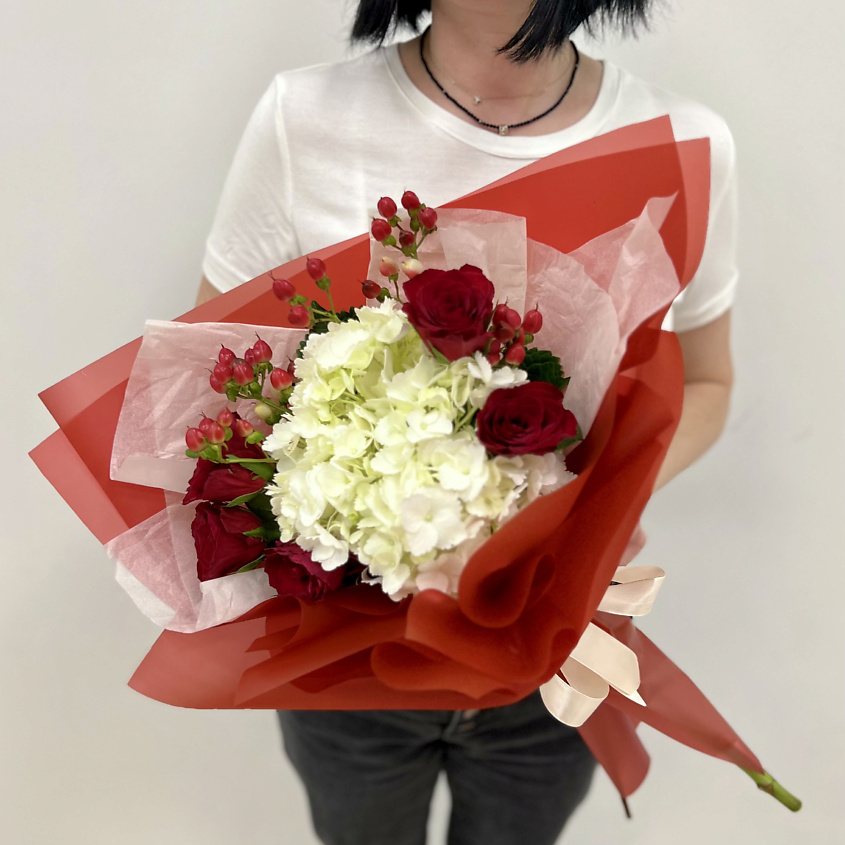 ЛЭТУАЛЬ FLOWERS Букет живых цветов из роз, гортензии и гиперикума – фото 2