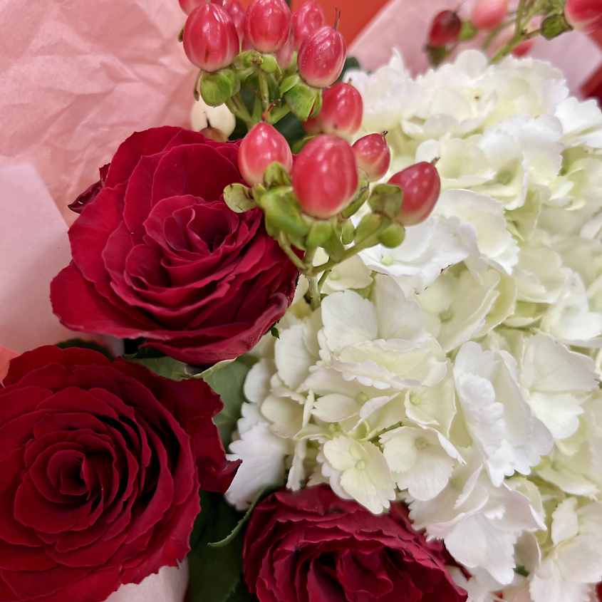ЛЭТУАЛЬ FLOWERS Букет живых цветов из роз, гортензии и гиперикума – фото 6