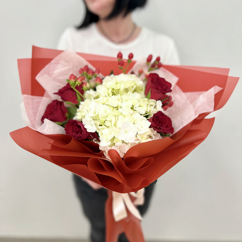 ЛЭТУАЛЬ FLOWERS Букет живых цветов из роз, гортензии и гиперикума – фото 4