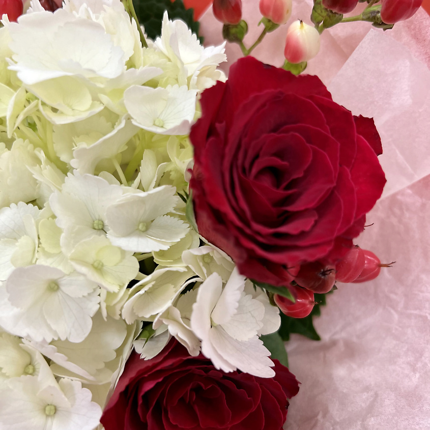 ЛЭТУАЛЬ FLOWERS Букет живых цветов из роз, гортензии и гиперикума – фото 5