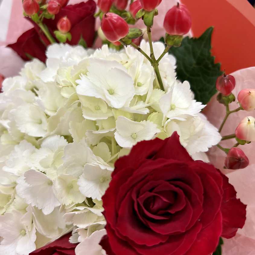 ЛЭТУАЛЬ FLOWERS Букет живых цветов из роз, гортензии и гиперикума – фото 7