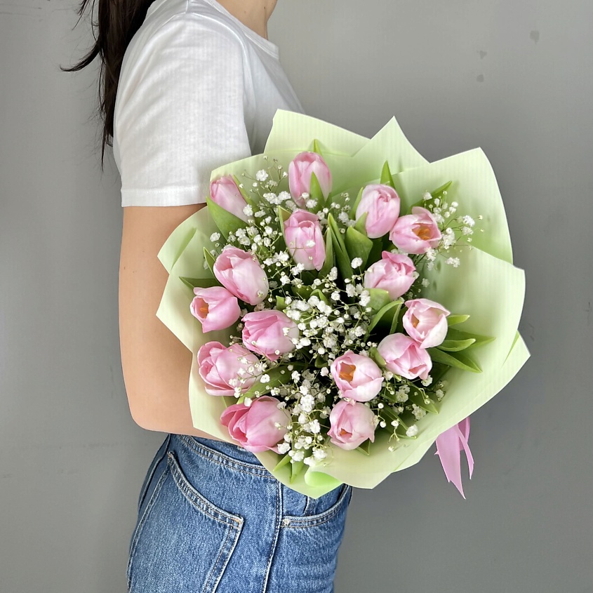 ЛЭТУАЛЬ FLOWERS Букет из розовых тюльпанов и гипсофилы – фото 1