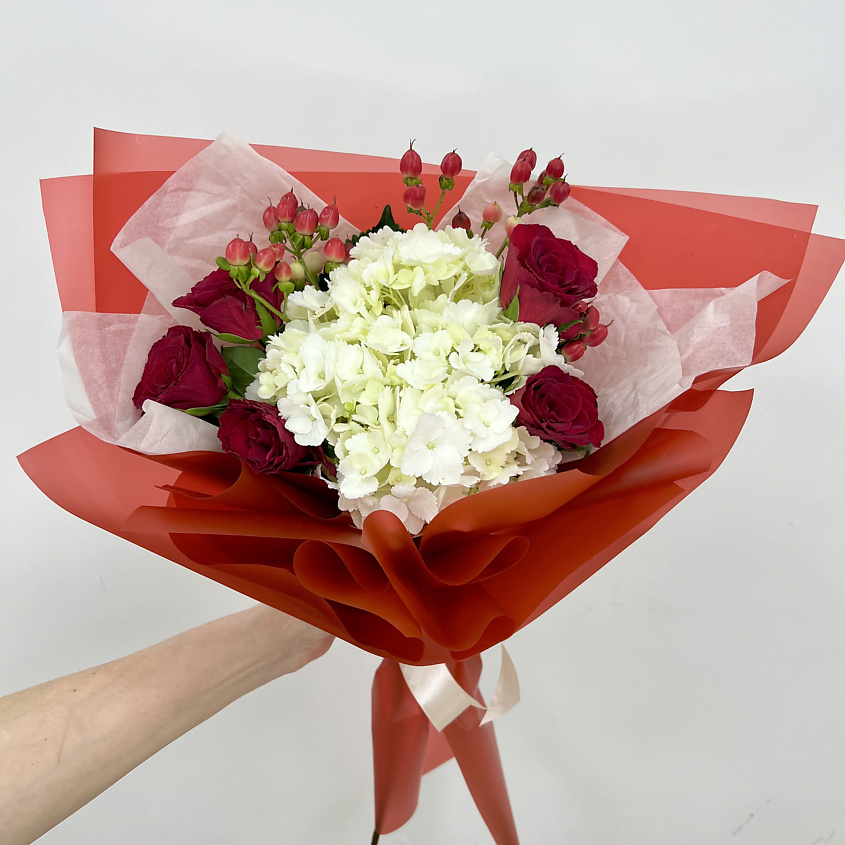 ЛЭТУАЛЬ FLOWERS Букет живых цветов из роз, гортензии и гиперикума – фото 1