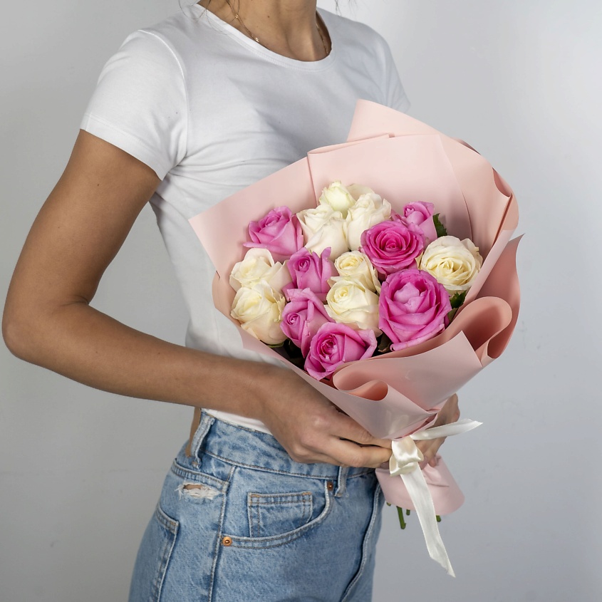 ЛЭТУАЛЬ FLOWERS Букет из белых и розовых роз Россия 15 шт. (40 см) – фото 1