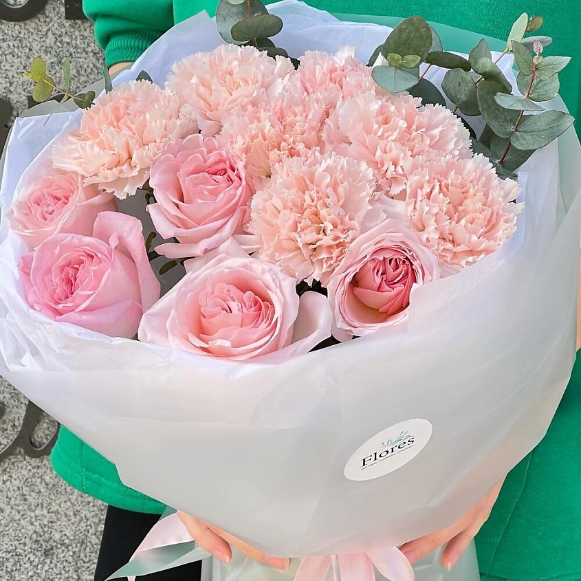 FLORES Нежный букет из кремовых гвоздик и пионовидных роз – фото 4