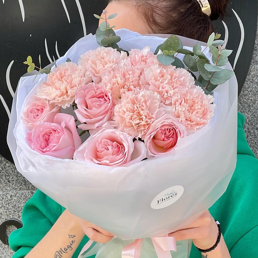 FLORES Нежный букет из кремовых гвоздик и пионовидных роз – фото 1