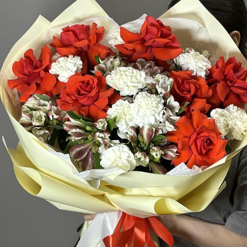 VLSHBN FLOWERS STATE Авторский букет с красными розами, альстромерия, белые гвоздики – фото 2