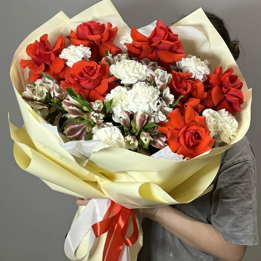 VLSHBN FLOWERS STATE Авторский букет с красными розами, альстромерия, белые гвоздики – фото 1