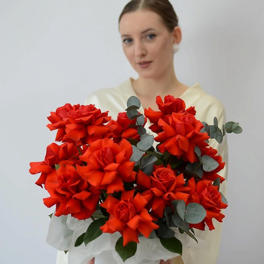 VLSHBN FLOWERS STATE Авторская композиция из красных роз и эвкалипта – фото 1