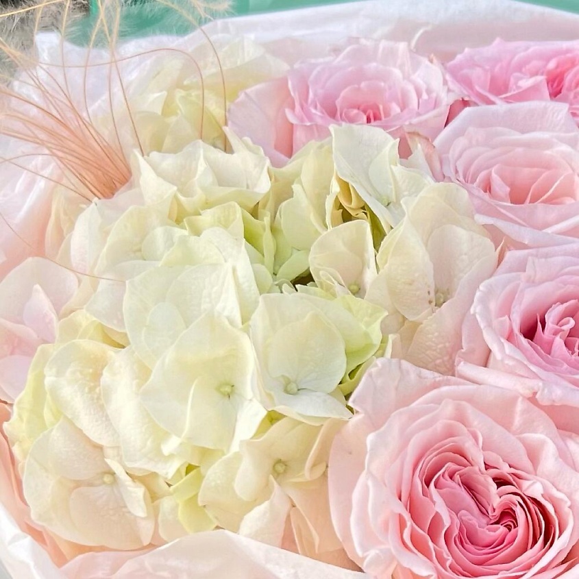 FLORES Нежный букет с гортензией и пионовидными розами – фото 3