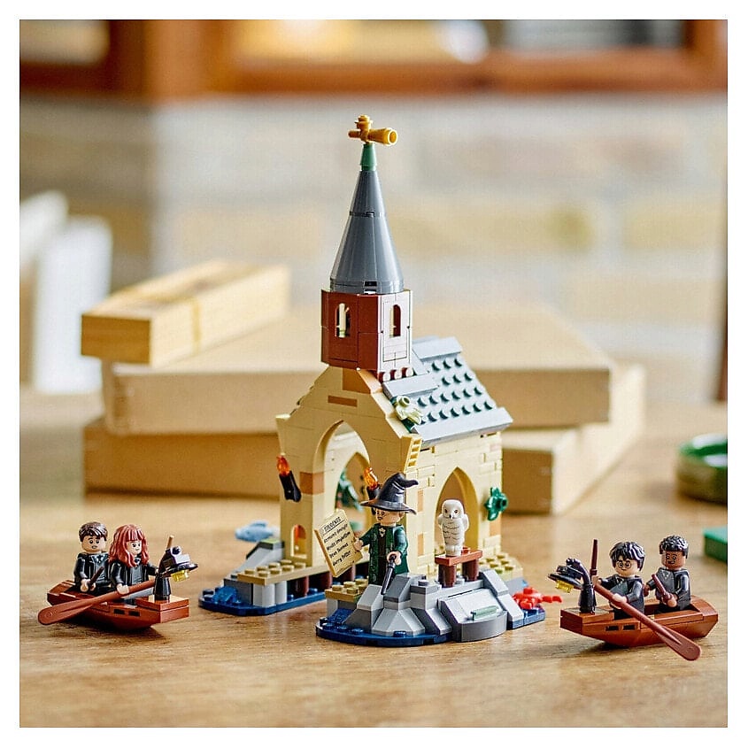 LEGO Конструктор Harry Potter Лодочный домик у замка Хогвартс – фото 2