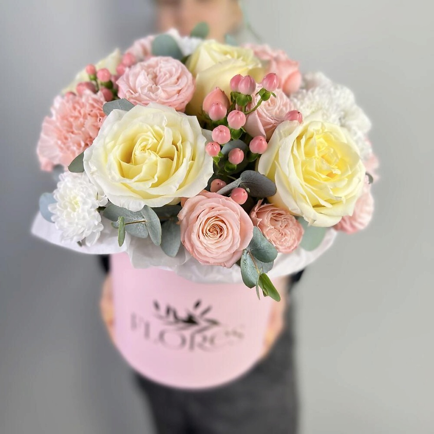 FLORES Сливочные пионовидные розы с диантусами и ягодами в стильной коробочке – фото 2