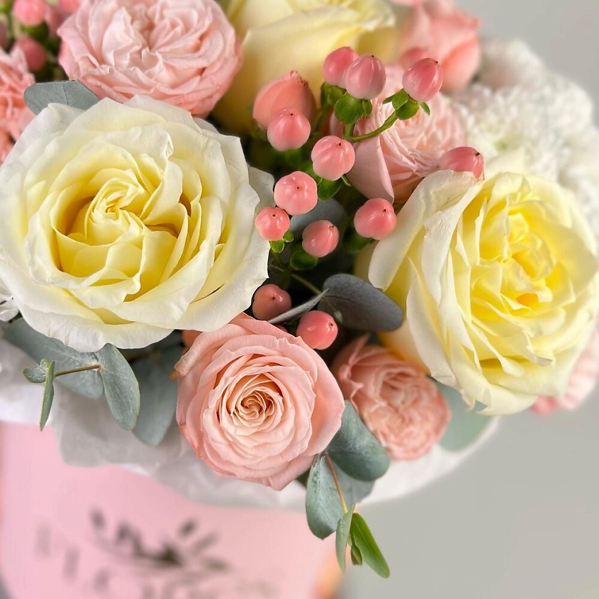 FLORES Сливочные пионовидные розы с диантусами и ягодами в стильной коробочке – фото 4