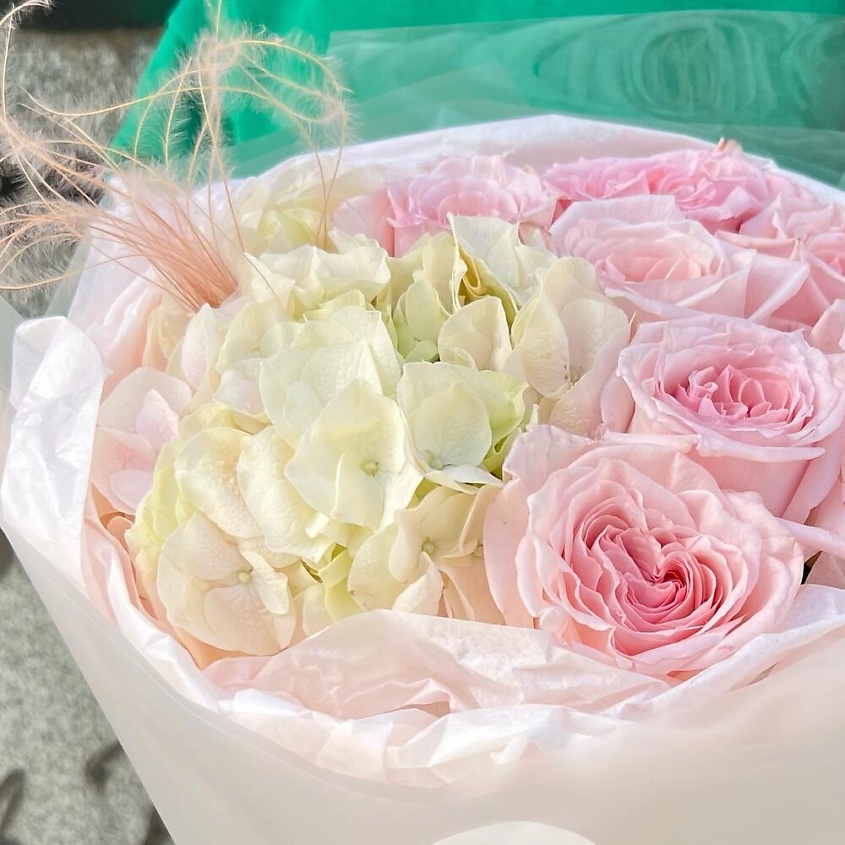 FLORES Нежный букет с гортензией и пионовидными розами – фото 2