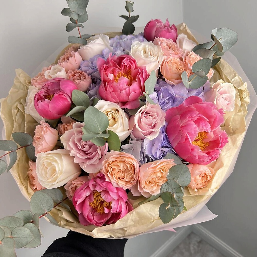 FLORES Яркий букет с лавандовой гортензией, пионами Корал и персиковыми пионовидными розами – фото 4