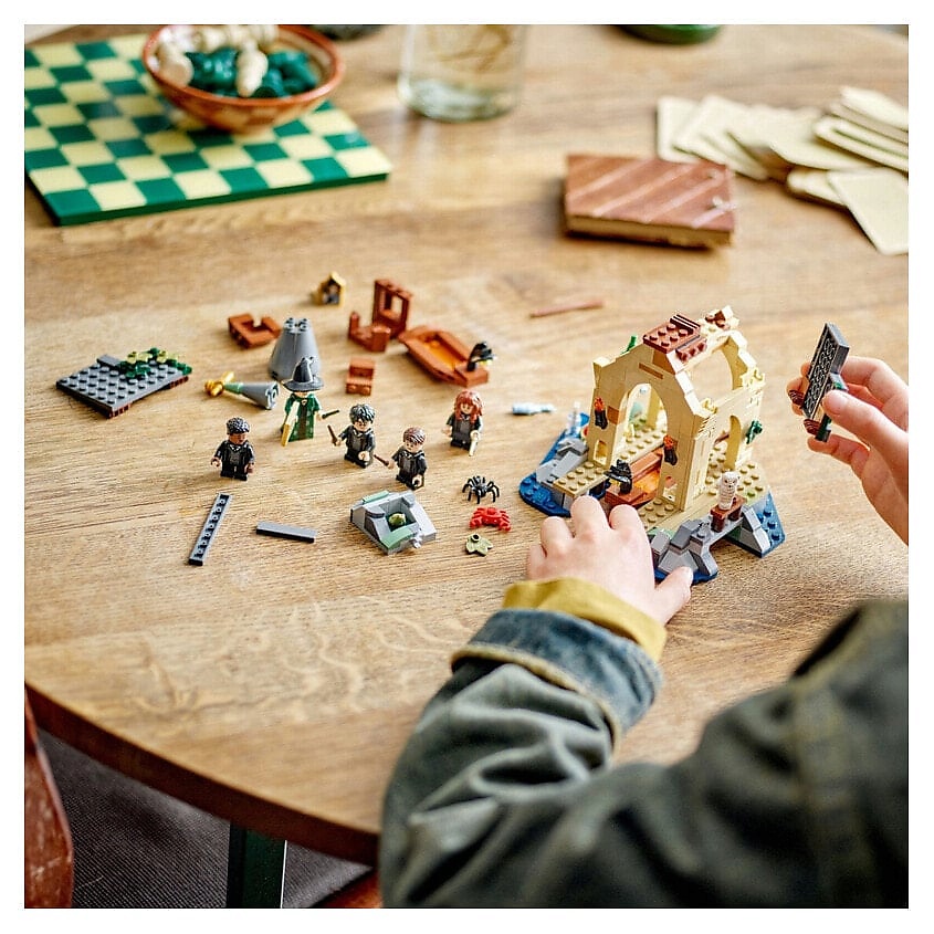 LEGO Конструктор Harry Potter Лодочный домик у замка Хогвартс – фото 3