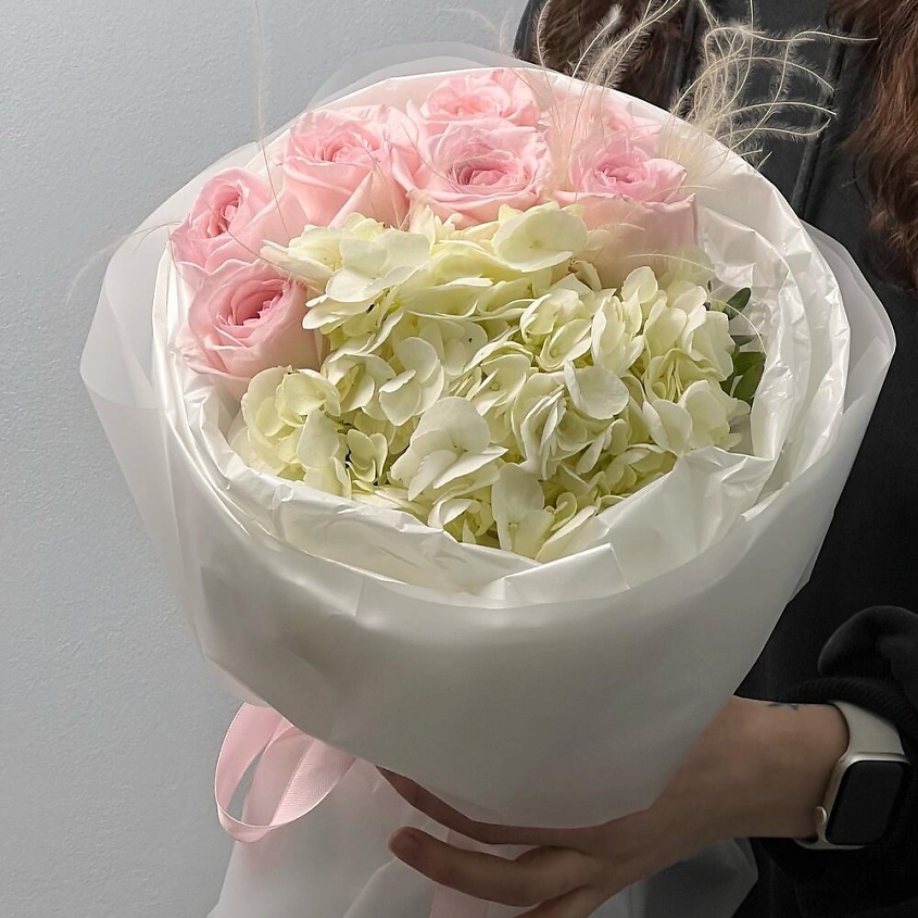 FLORES Нежный букет с гортензией и пионовидными розами – фото 4
