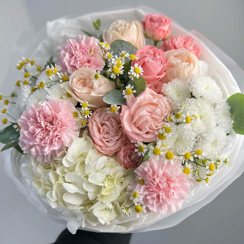 FLORES Нежные кремовые пионовидные розы с гортензией и ромашкой – фото 1