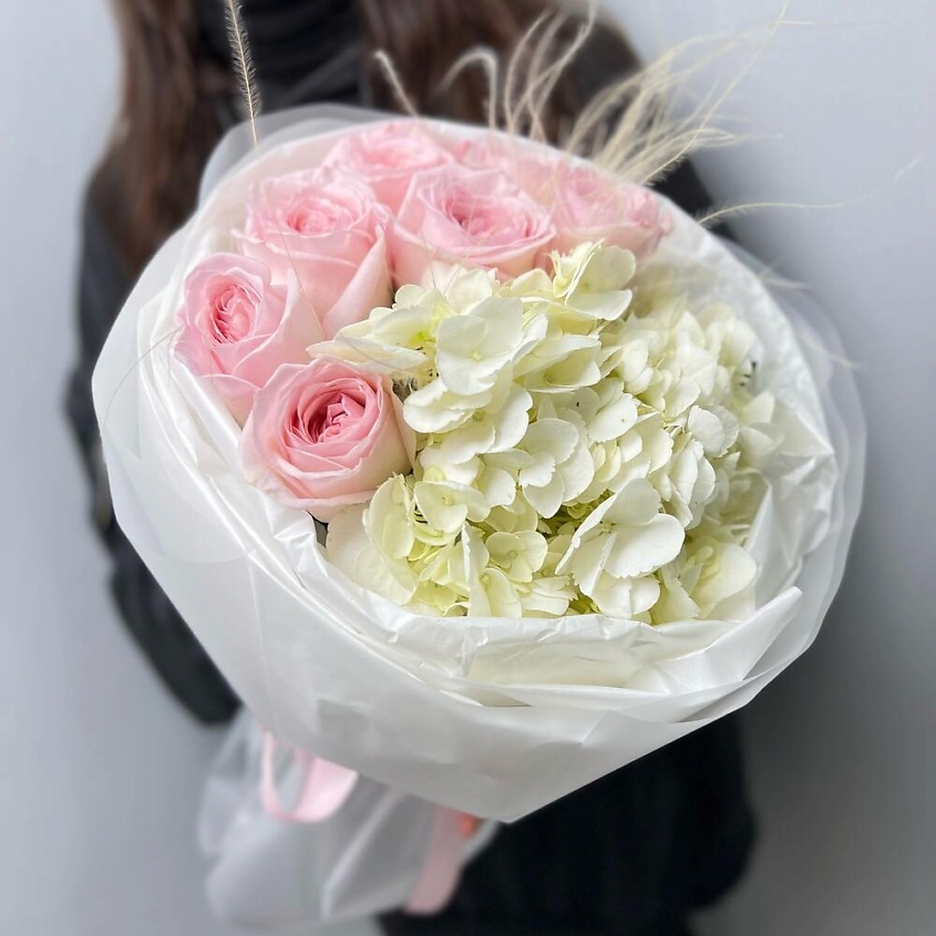 FLORES Нежный букет с гортензией и пионовидными розами – фото 1