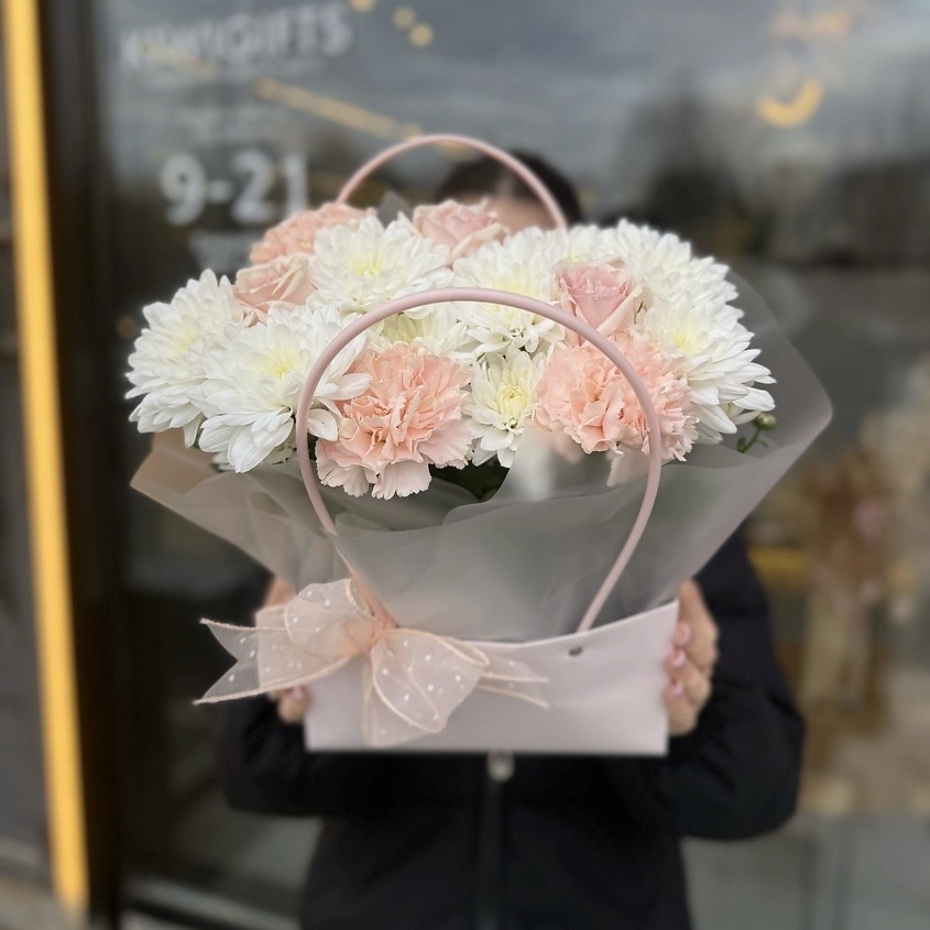 KIWIGIFTS Букет цветов живые розы, хризантемы, гвоздики – фото 1