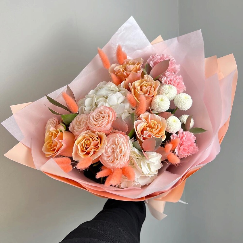 FLORES Персиковые пионовидные розы с диантусами и гортензией – фото 1