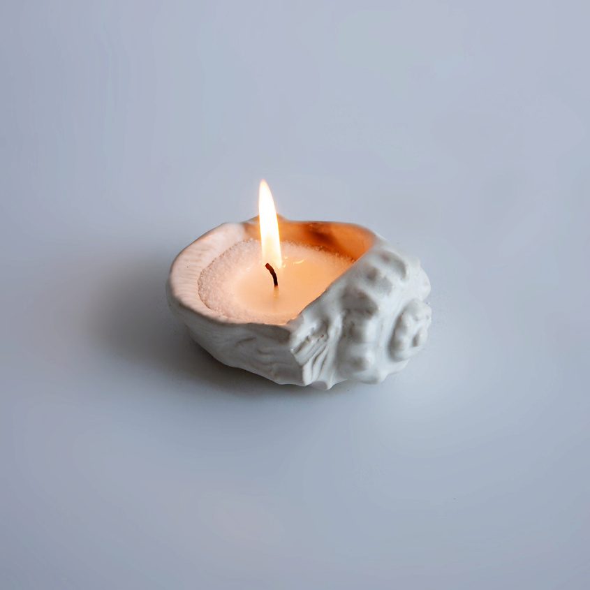 LA PALME ARTISAN CERAMICA Свеча авторская в ракушке рапан из керамики – фото 1