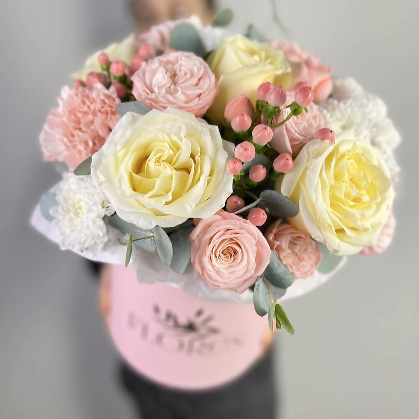 FLORES Сливочные пионовидные розы с диантусами и ягодами в стильной коробочке – фото 1
