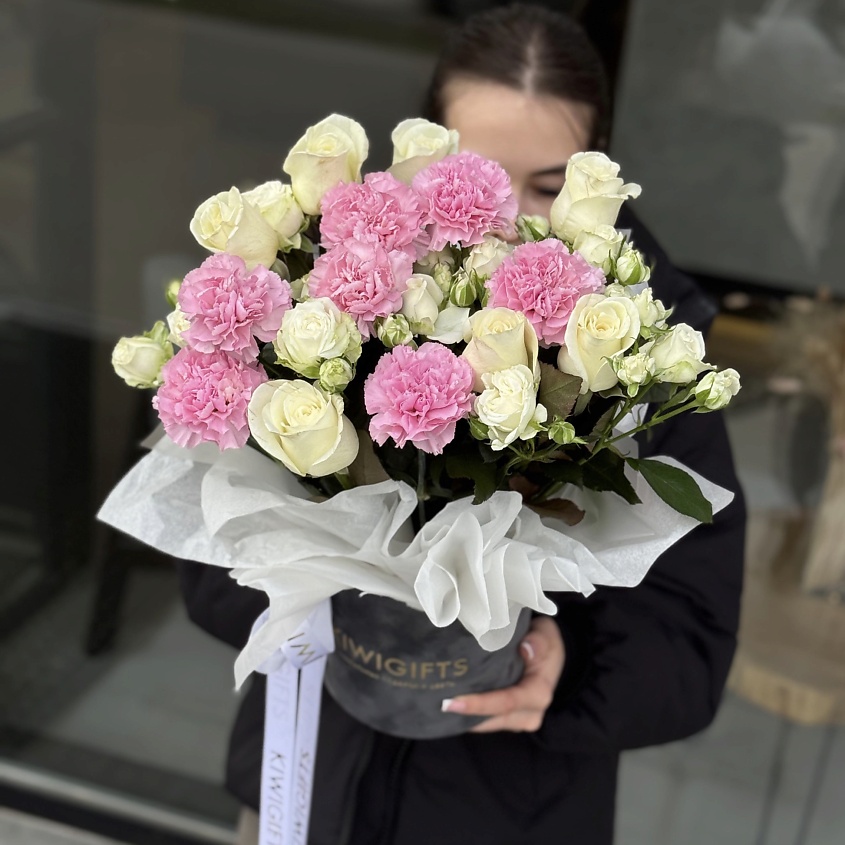 KIWIGIFTS Букет цветов живые розы, гвоздики – фото 1