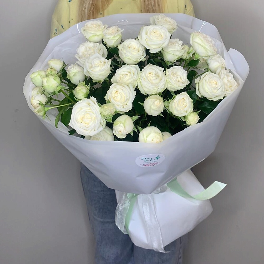FLEUR DE FEE ЦВЕТОЧНАЯ ФЕЯ Букет из кустовых белых роз (5 веток) в белом оформлении – фото 2