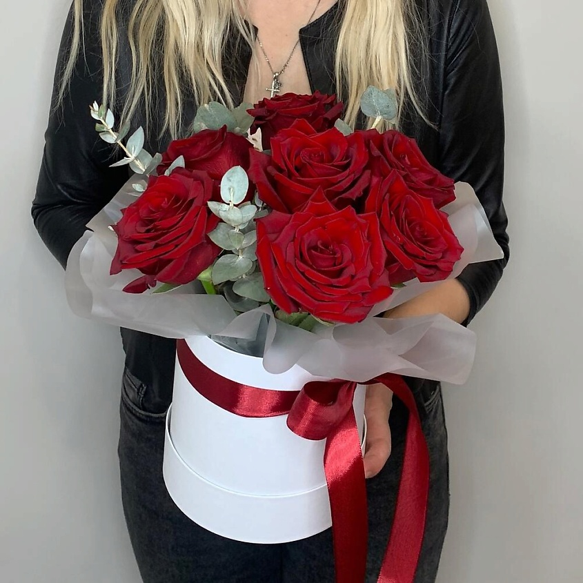 FLEUR DE FEE ЦВЕТОЧНАЯ ФЕЯ Букет из цветов в шляпной коробке (7 красных роз  с эвкалиптом) – фото 2