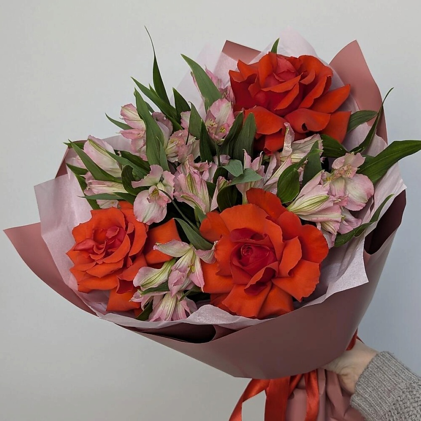 FLOWERS DE LUXE БУТИК ЦВЕТОВ И ПОДАРКОВ ХИТ Стойкий букет из французской розы и альстромерии – фото 2