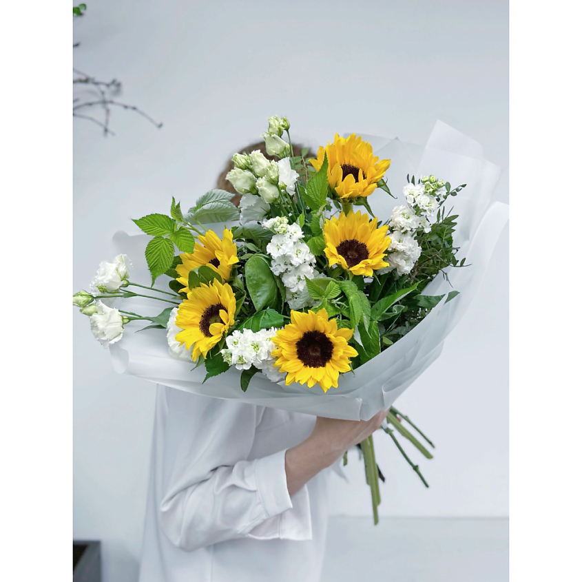 MAMOKA FLOWER STUDIO Букет летний с подсолнухами, ароматной маттиолой, эустомой и веточками малины – фото 2