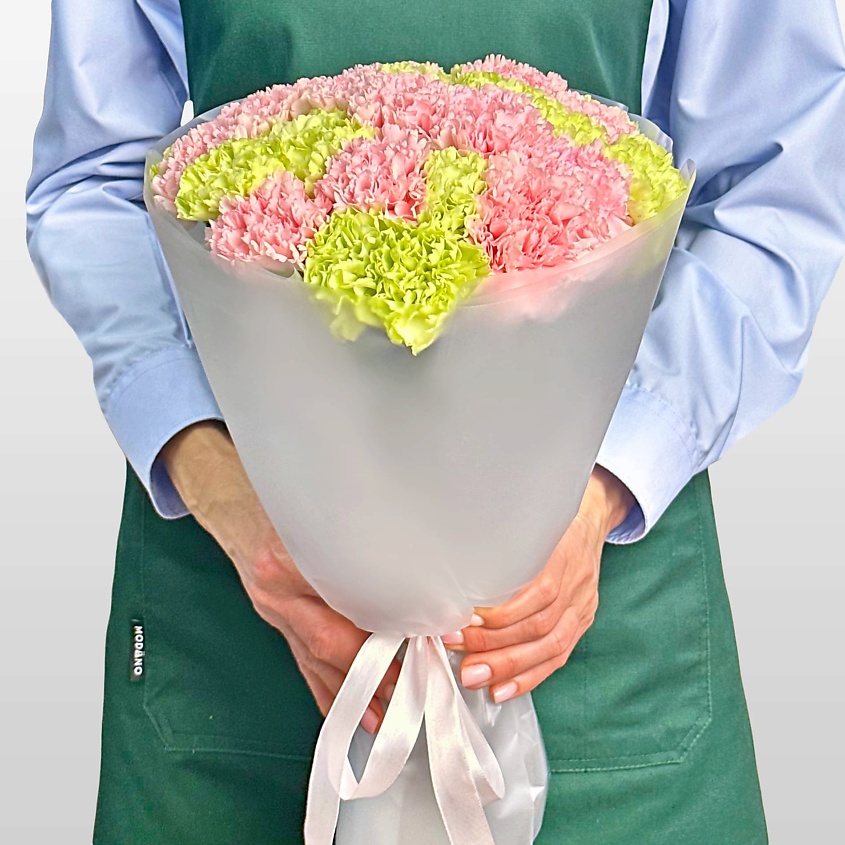 STUDIO FLORISTIC Букет из розовых и зеленых Гвоздик 25 шт «Апрельский Дождь» – фото 2