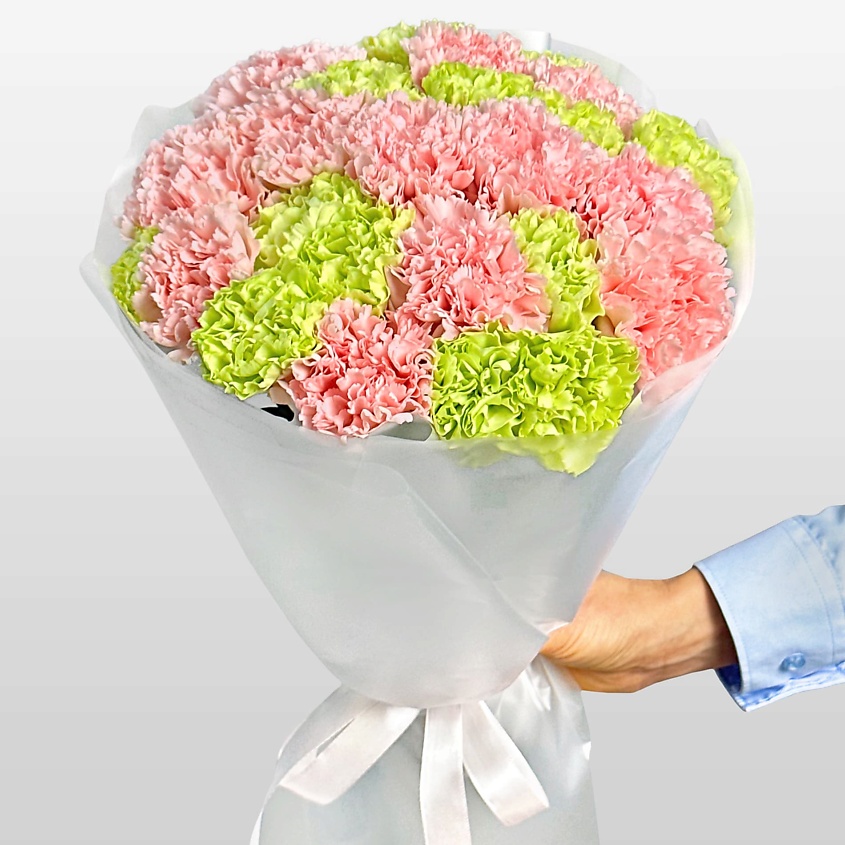 STUDIO FLORISTIC Букет из розовых и зеленых Гвоздик 25 шт «Апрельский Дождь» – фото 4