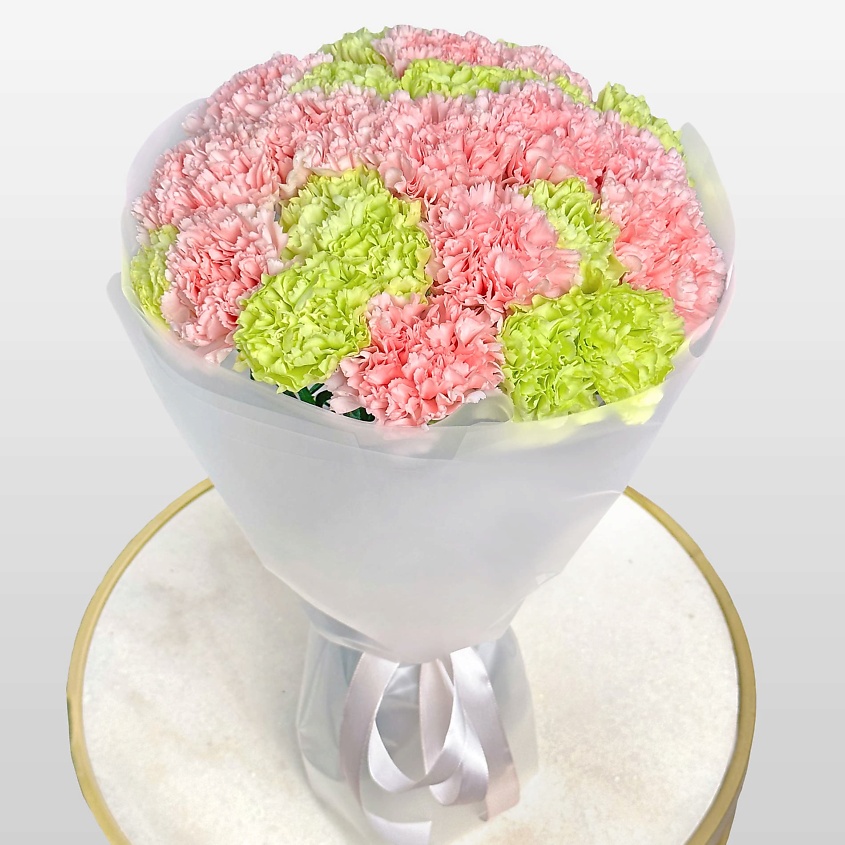 STUDIO FLORISTIC Букет из розовых и зеленых Гвоздик 25 шт «Апрельский Дождь» – фото 3