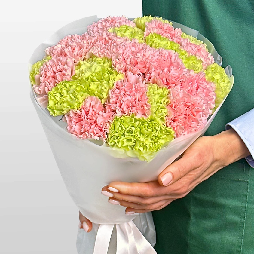 STUDIO FLORISTIC Букет из розовых и зеленых Гвоздик 25 шт «Апрельский Дождь» – фото 1