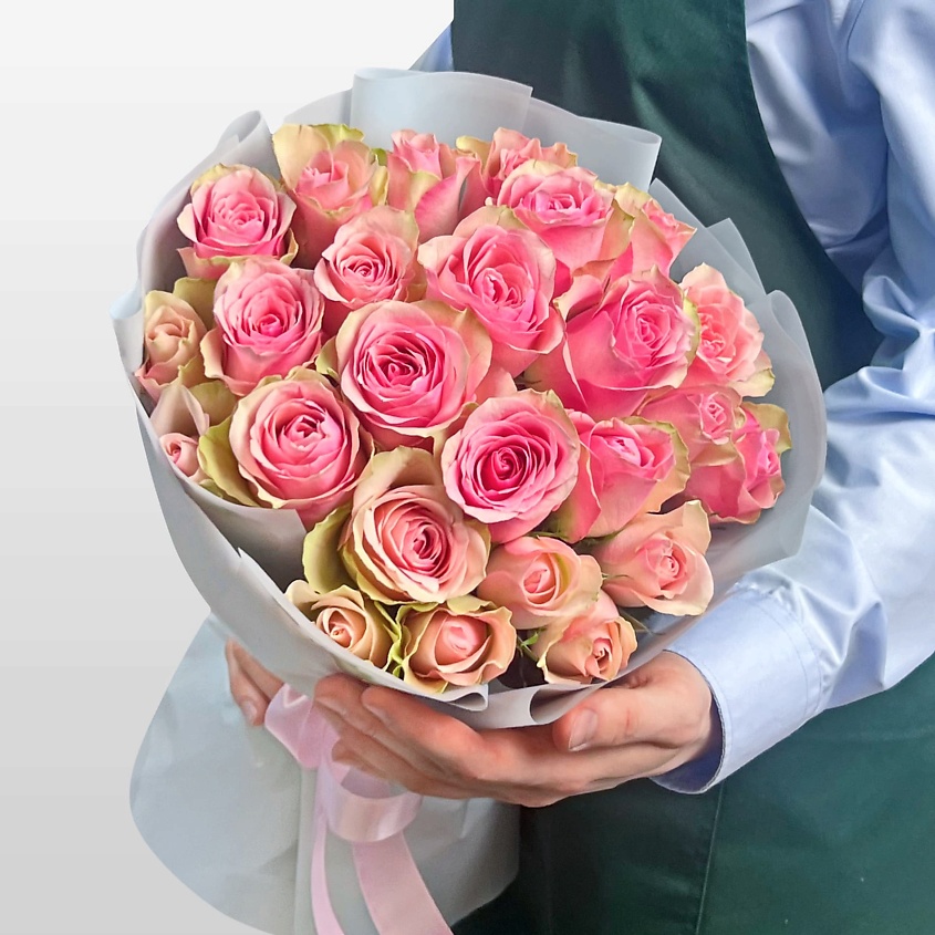 STUDIO FLORISTIC Букет из розовых Роз Кения 60 см 25 шт «Танец Фей» – фото 1