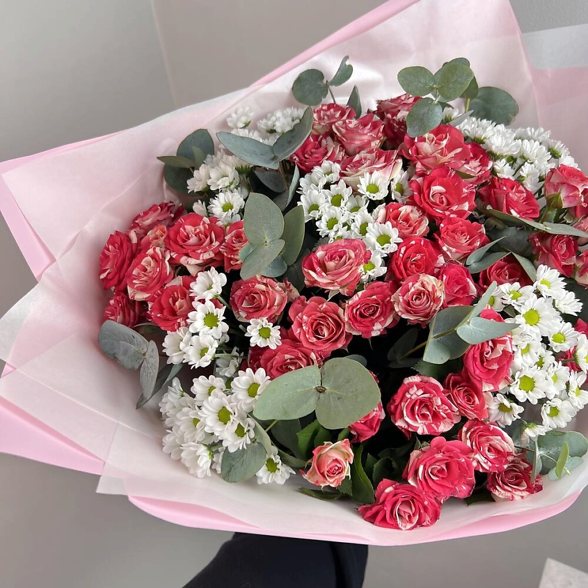 FLORES Яркий пышный букет с кустовой розой и милыми ромашками сантини – фото 3