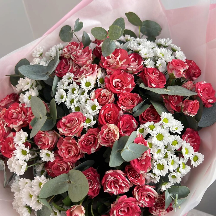 FLORES Яркий пышный букет с кустовой розой и милыми ромашками сантини – фото 2