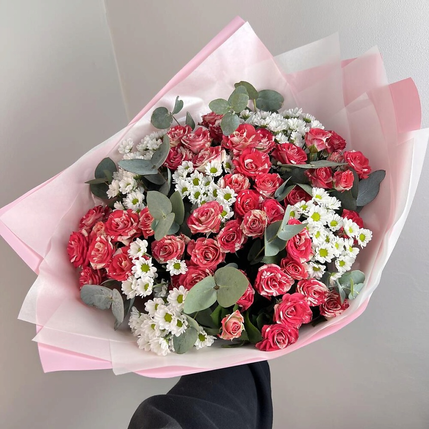 FLORES Яркий пышный букет с кустовой розой и милыми ромашками сантини – фото 4