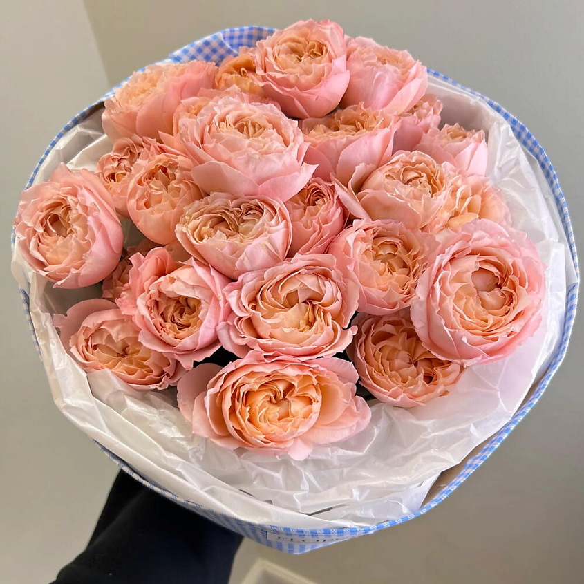 FLORES Букет живых цветов из персиковых пионовидных роз Джульетта в оформлении тканью – фото 1