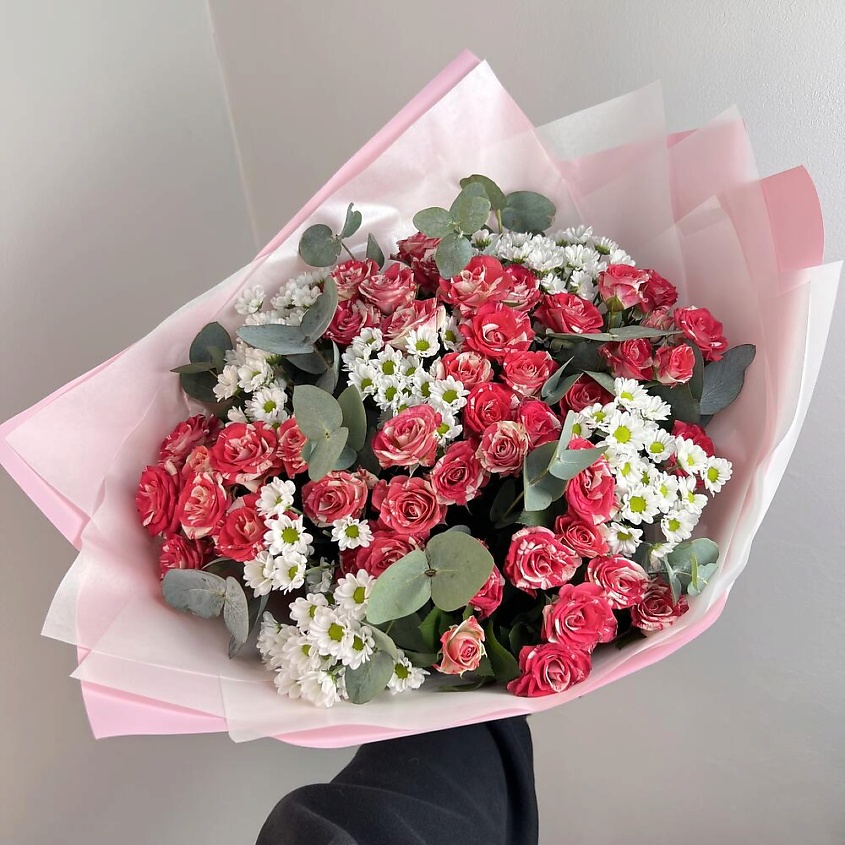FLORES Яркий пышный букет с кустовой розой и милыми ромашками сантини – фото 1